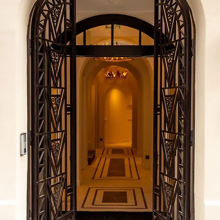 Bonsoir Madame Hotel 4*